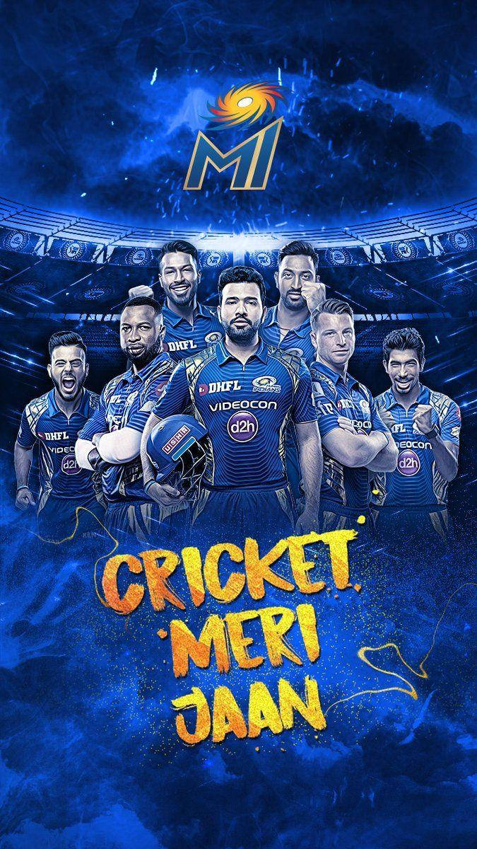 Mumbai Indians 桌布 壁紙 — 一群身穿藍色球衣的板球運動員在宇宙藍天下的發光球場背景下自信地擺姿勢。