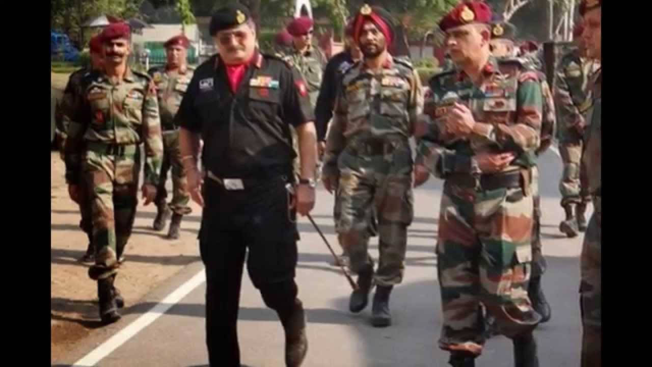 身穿制服的印度士兵在鋪砌的道路上列隊行進。 — 軍隊 壁紙