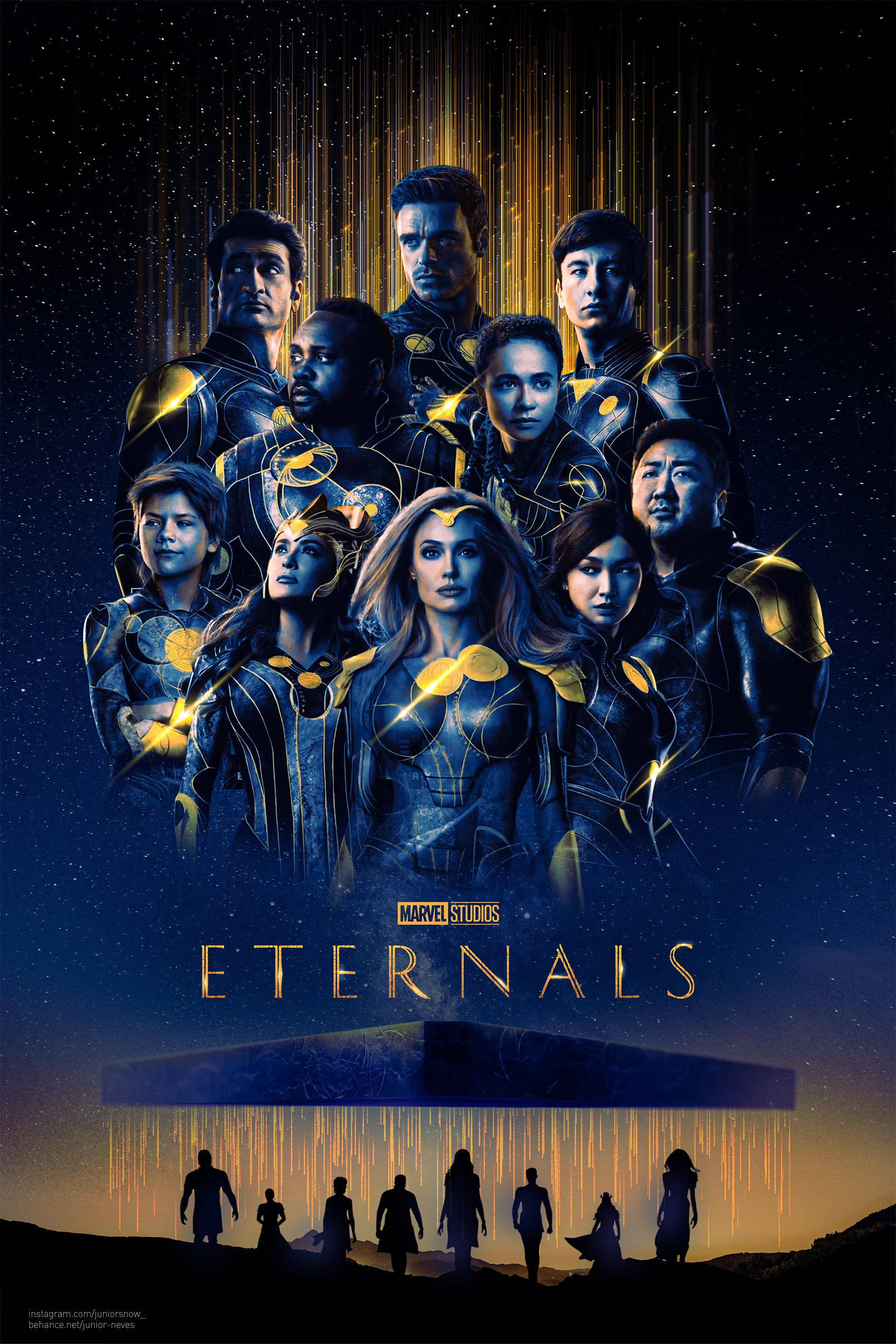 Eternals 桌布 壁紙 — 一群身穿閃耀金色盔甲的超級英雄站在繁星點點的夜空下，金色光束從天而降。