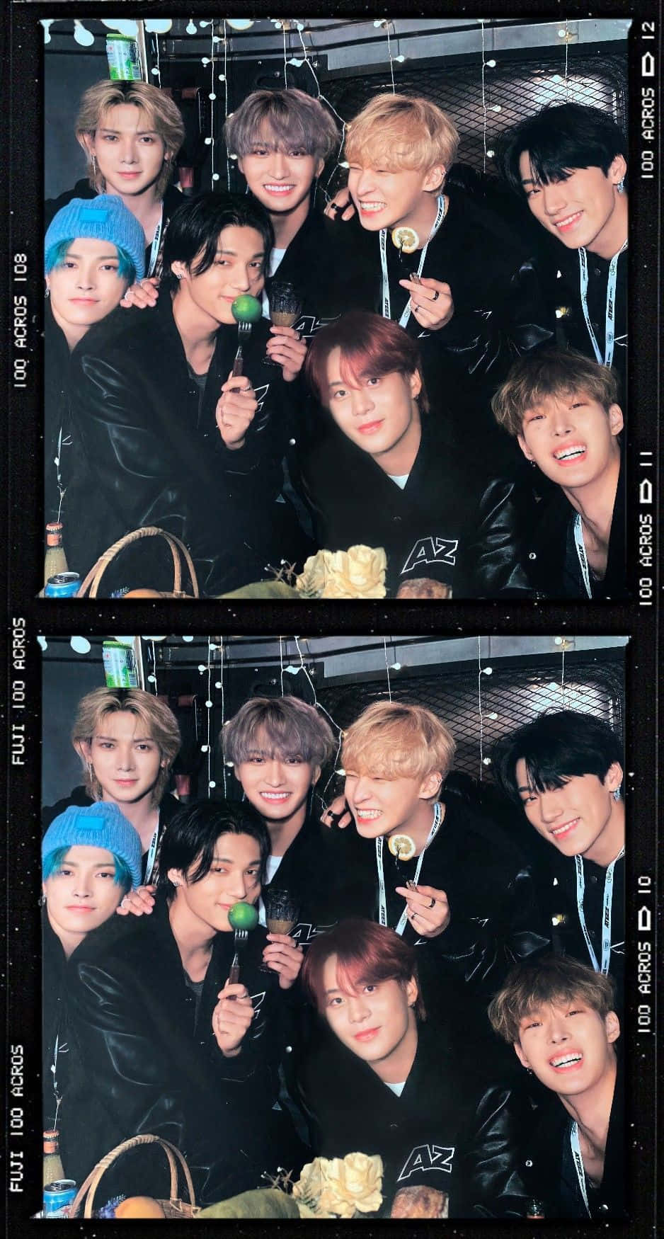 K-pop 桌布 壁紙 — 一群身穿黑色皮夾克的年輕男子在昏暗的室內環境中，掛著燈串和飲料，愉快地擺姿勢。
