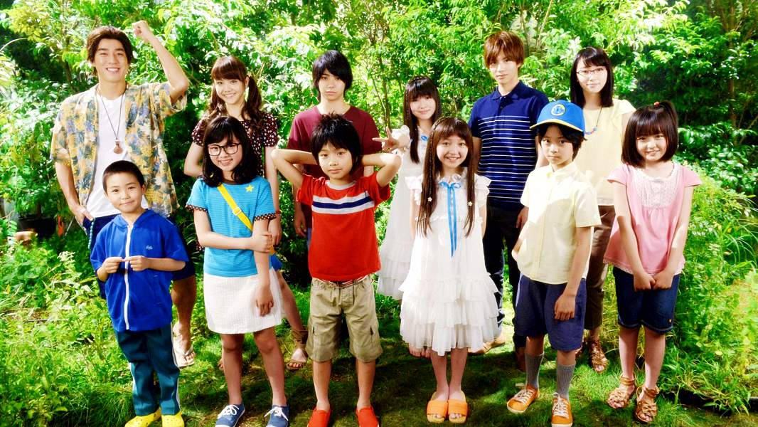 Anohana 桌布 壁紙 — 一群開心的兒童和青少年在陽光明媚的綠色森林空地中一起擺姿勢。