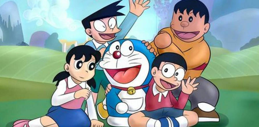 doraemon 4K 桌布 壁紙 — 一群開心的動漫角色，包括哆啦A夢和朋友們，在柔和的藍天下於明亮的綠色田野中一起擺姿勢。