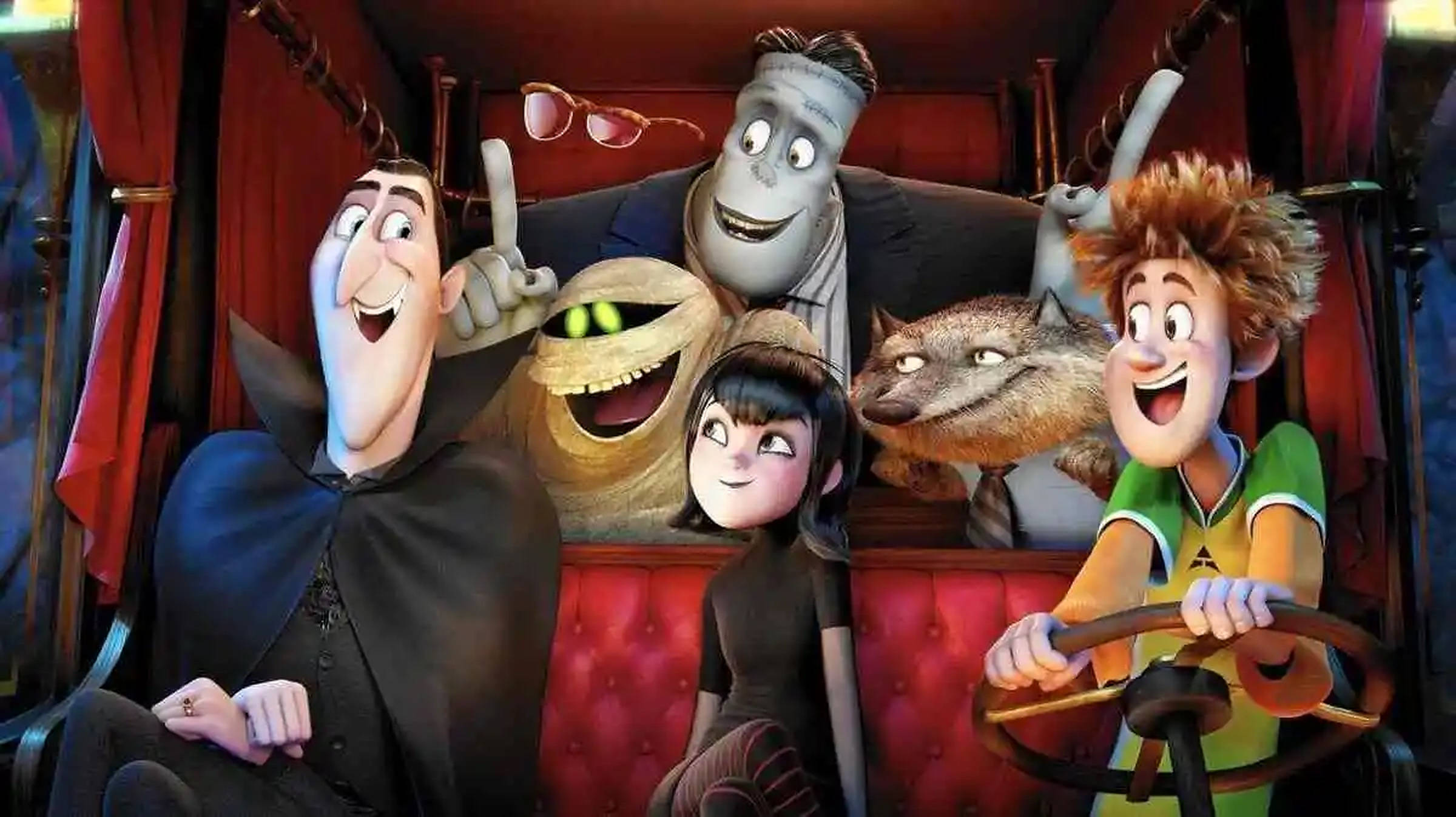 hotel transylvania transformania 桌布 壁紙 — 一群開心的動畫怪物和一個男孩乘坐紅色天鵝絨豪華轎車，表情歡樂。