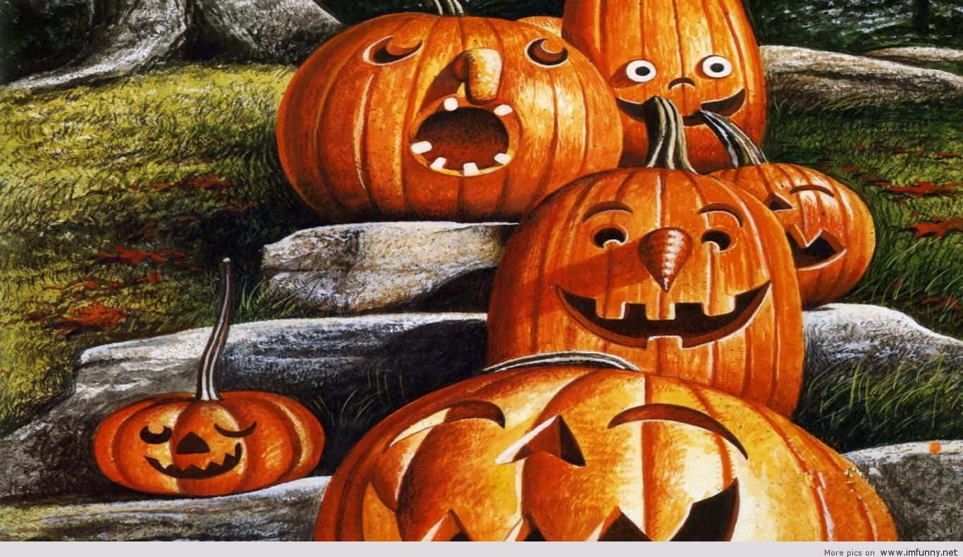 Funny Halloween 桌布 壁紙 — 一群雕刻了有趣面孔的南瓜坐在草地上長滿苔蘚的石頭上。