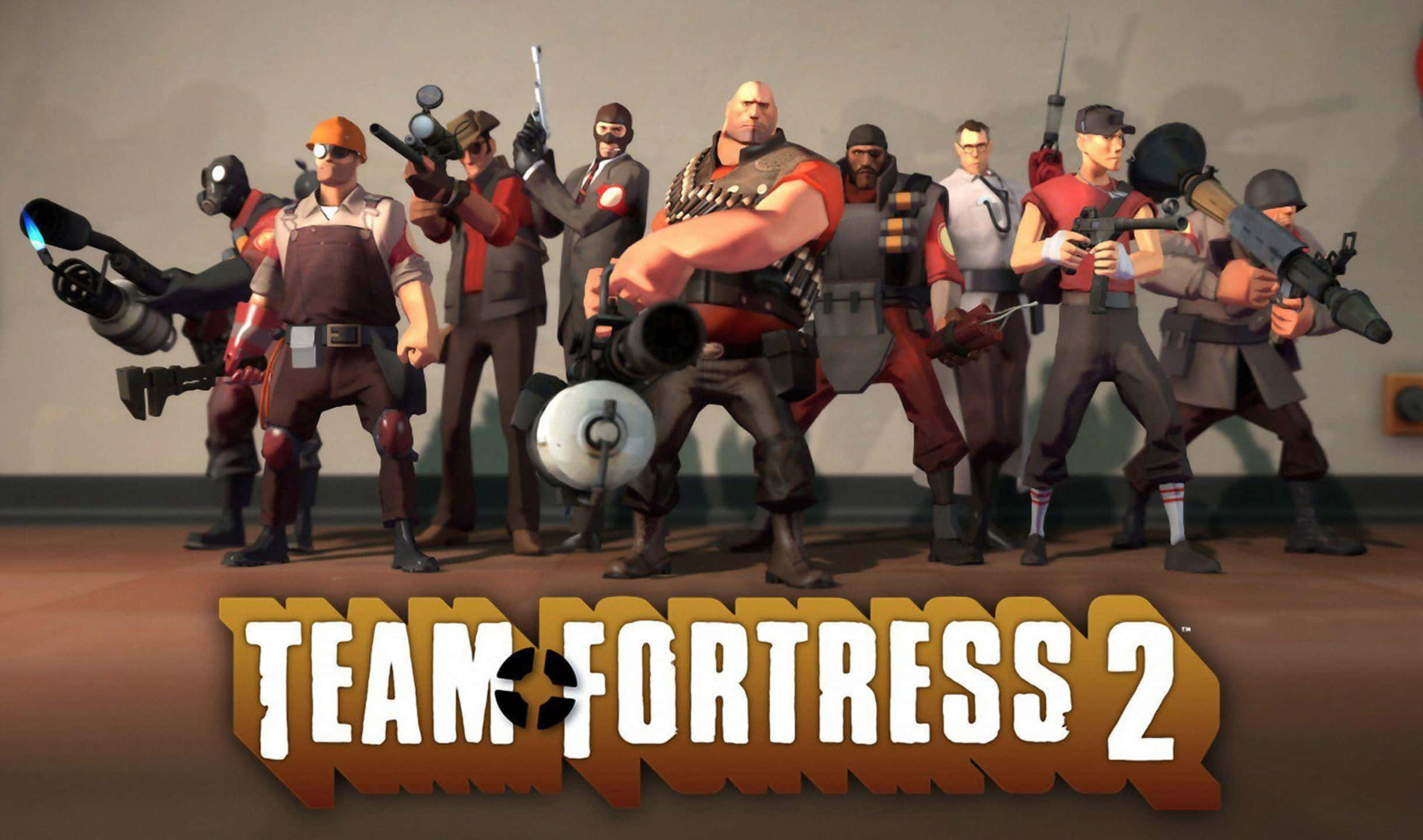 2440x1440 Tf2 桌布 壁紙 — 一群風格化的電子遊戲角色穿著戰鬥裝備，在工作室燈光下自信地拿著武器對著素牆擺姿勢。