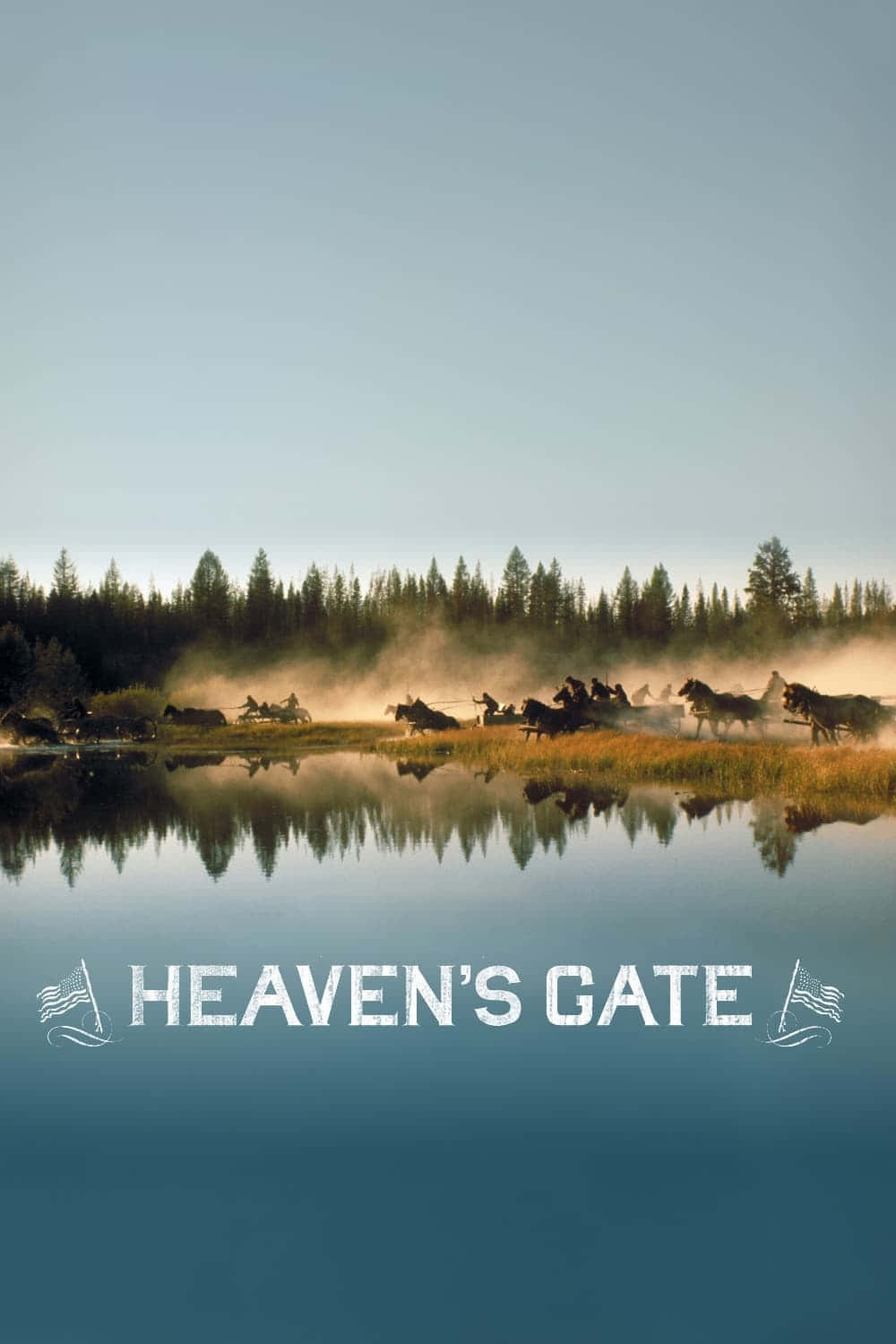 Heaven's Gate 桌布 壁紙 — 一群馬匹在霧氣瀰漫的河岸上奔馳，背後是樹木繁茂的山丘，在晴朗的天空下平靜的水面上完美倒映。