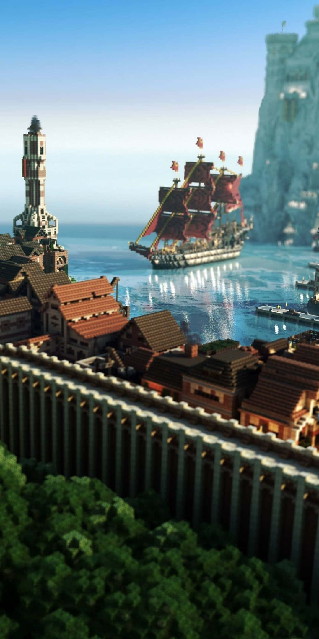 Minecraft Phone 桌布 壁紙 — 一艘像素化的海盜船駛過一個有紅色屋頂和燈塔的沿海小鎮，天空清澈湛藍。