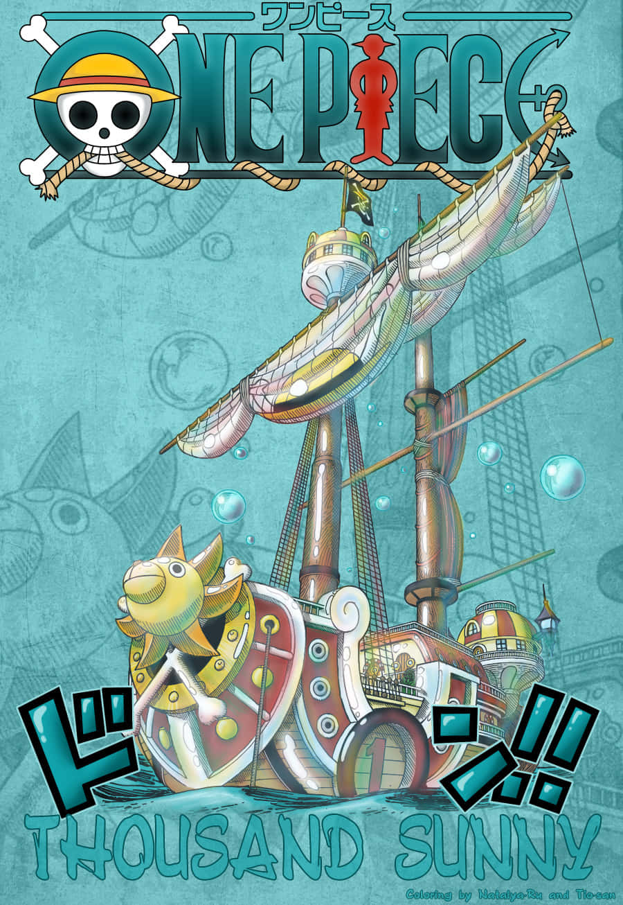 Thousand Sunny 桌布 壁紙 — 一艘充滿活力的動畫船，帶有金色魚頭船首像，在風格化的One Piece標誌下航行於藍綠色水域。