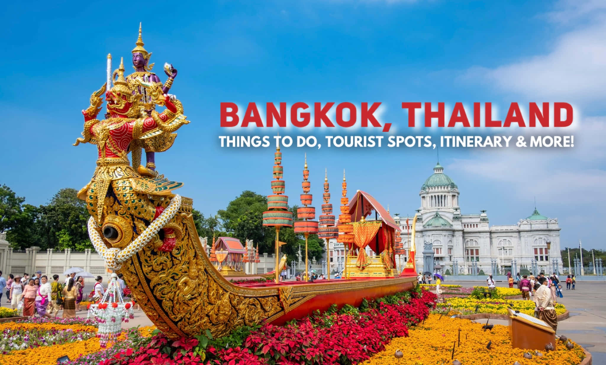 Travel Desktop 桌布 壁紙 — 一艘充滿活力的金色泰國皇家船隻，飾有精緻雕刻和色彩繽紛的花朵，矗立在晴朗藍天下宏偉的白色建築前。