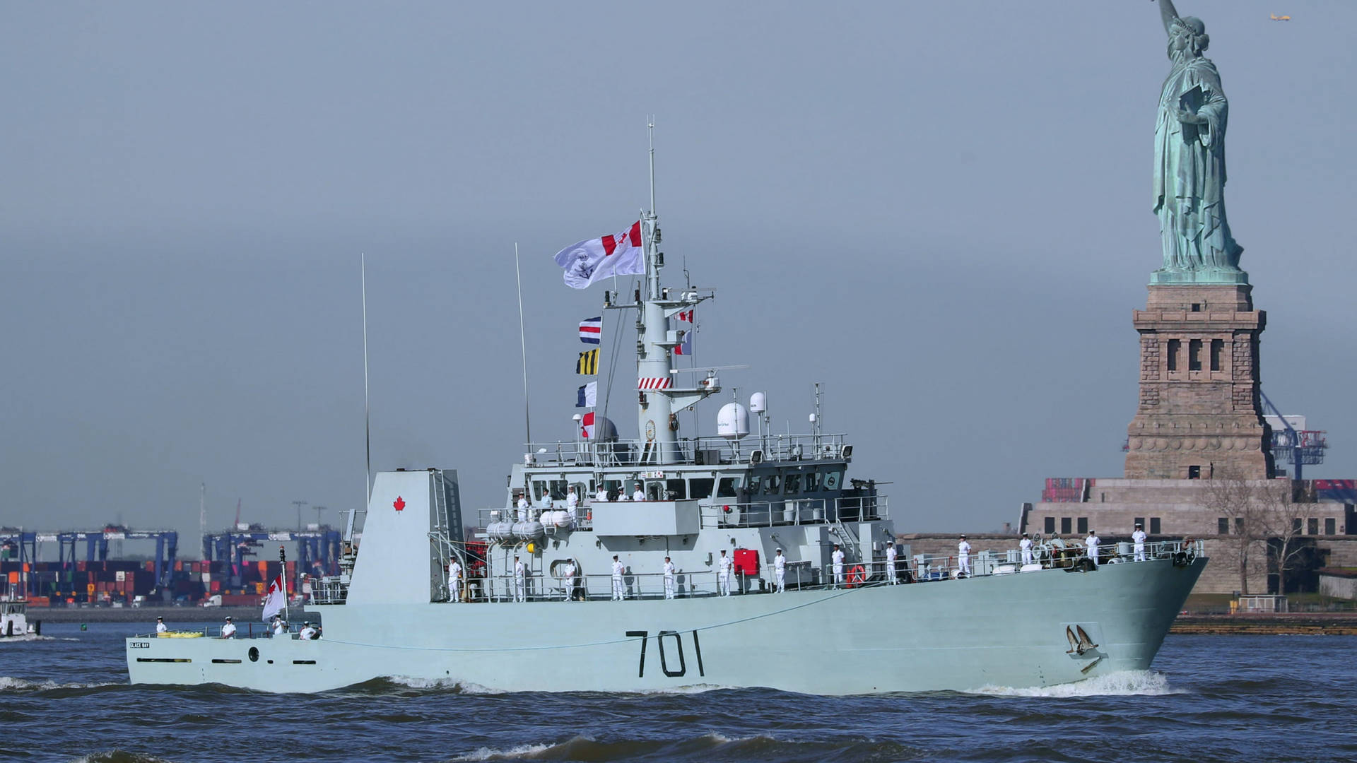 加拿大軍艦在紐約港靠近自由女神像航行。 — 船 GIF 壁紙
