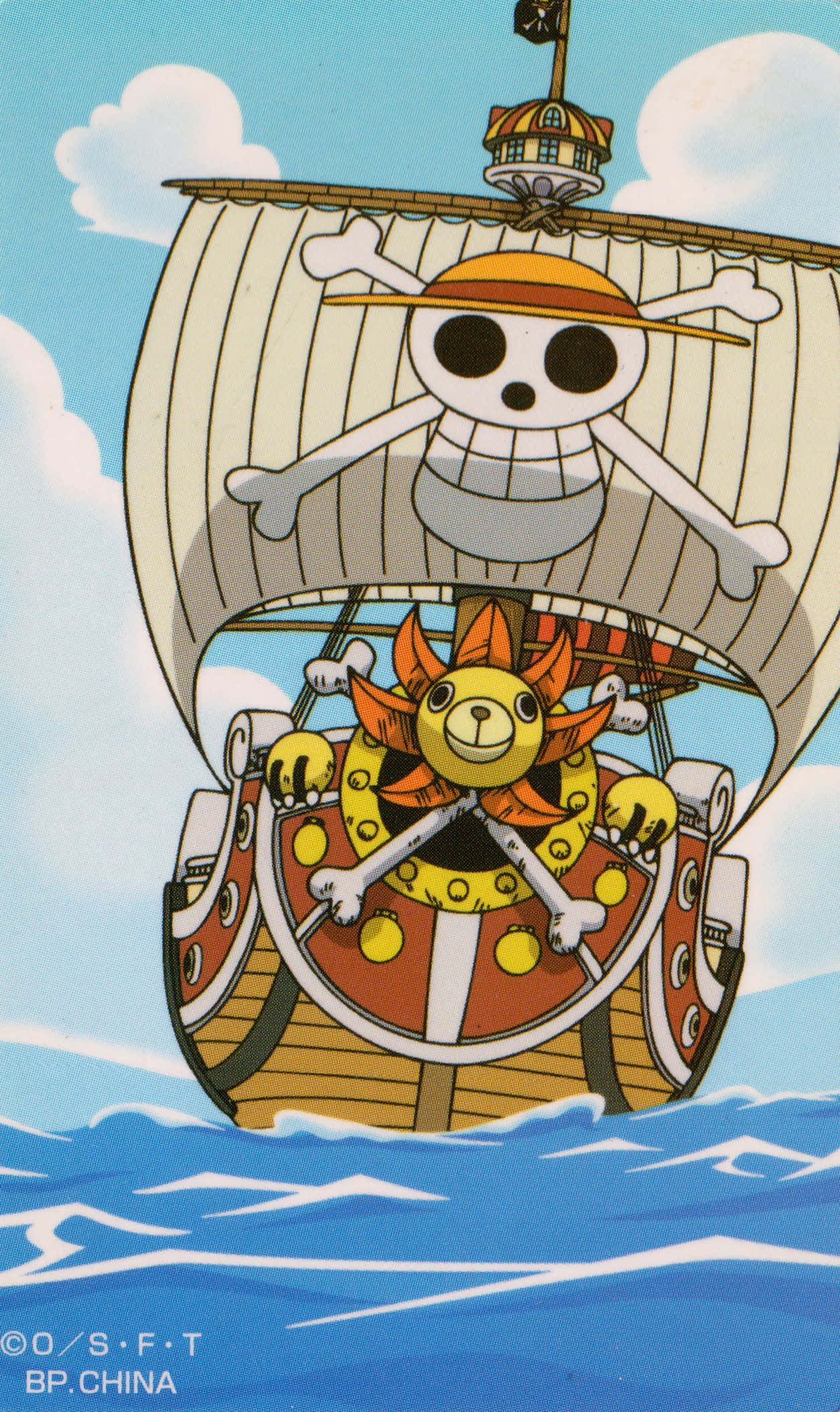 Thousand Sunny 桌布 壁紙 — 一艘卡通海盜船，掛著骷髏頭和交叉骨頭圖案的帆，在明亮的天空下航行於藍色波浪之上。