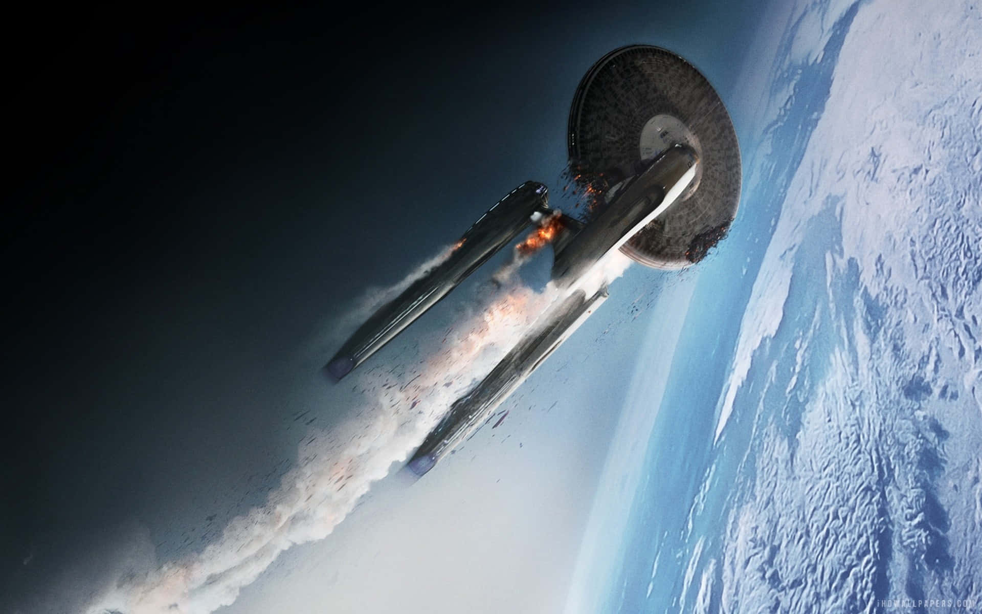 Star Trek Enterprise 桌布 壁紙 — 一艘受損的星艦帶著熾熱的排氣尾跡，在藍白行星上方的太空中疾馳。