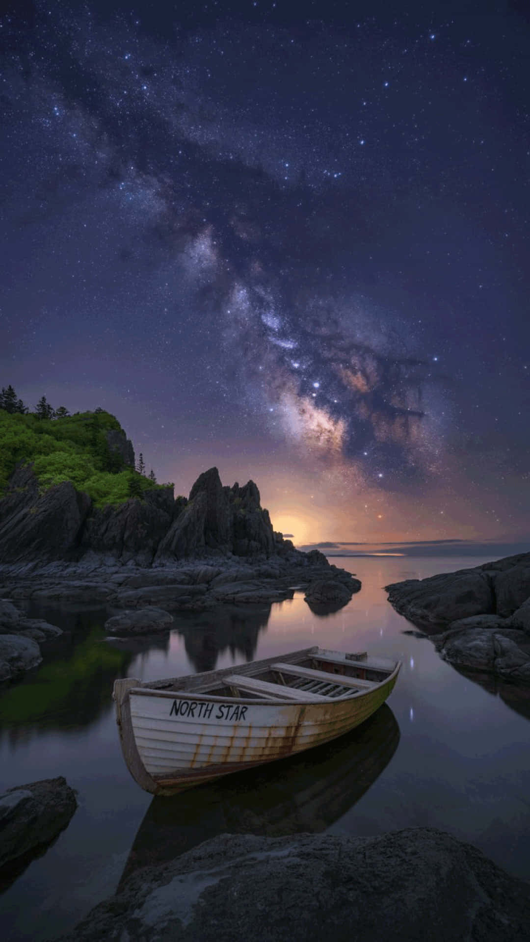 Night sky and seascape at cape serenity milky way wallpaper 壁紙 — 一艘名為北極星的風化小船在平靜的水面上休息，上方是燦爛的星空，銀河拱起。