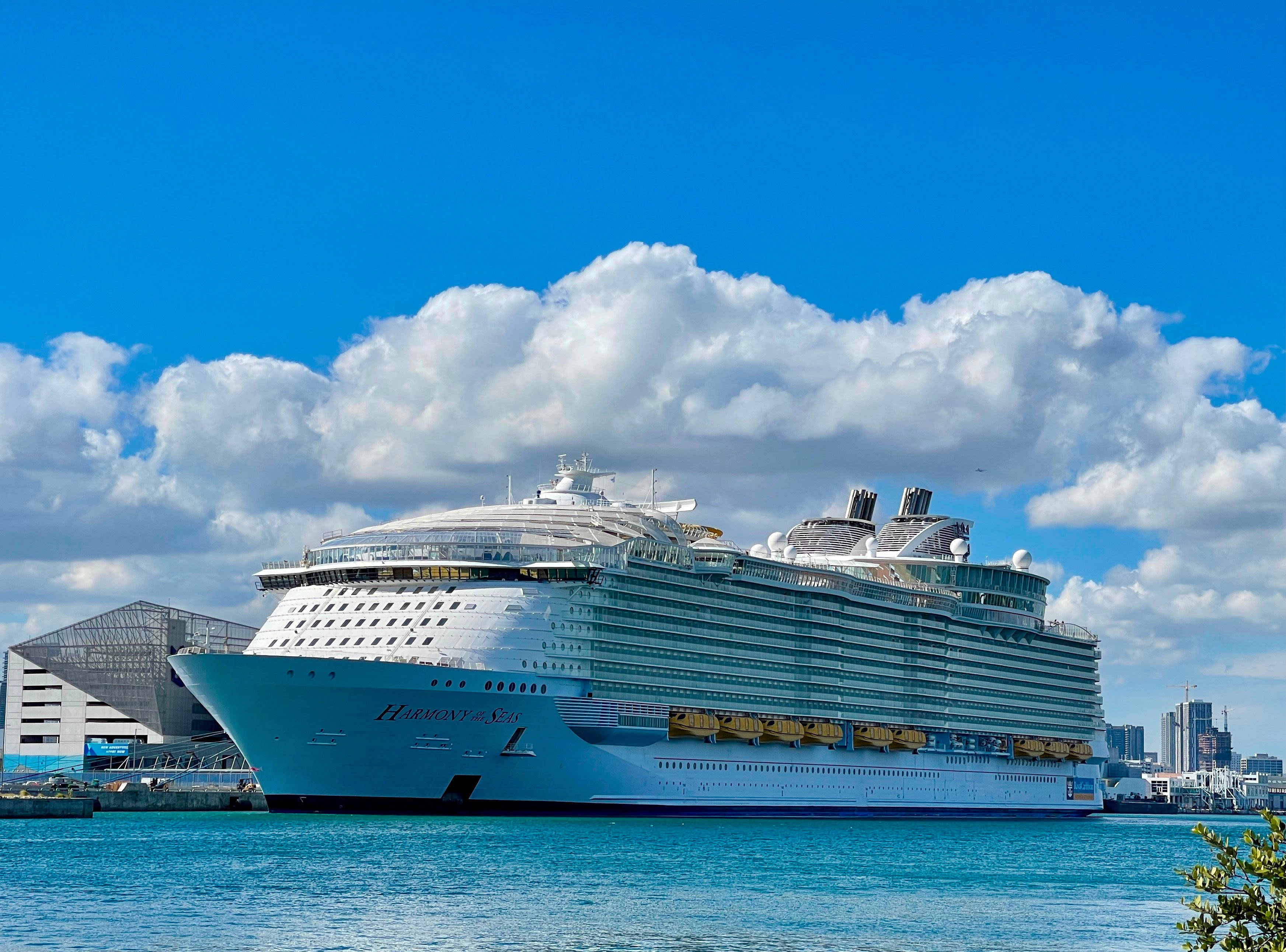 Nassau Bahamas 桌布 壁紙 — 一艘名為海洋和諧號的巨型郵輪在晴朗藍天和白雲下停泊。