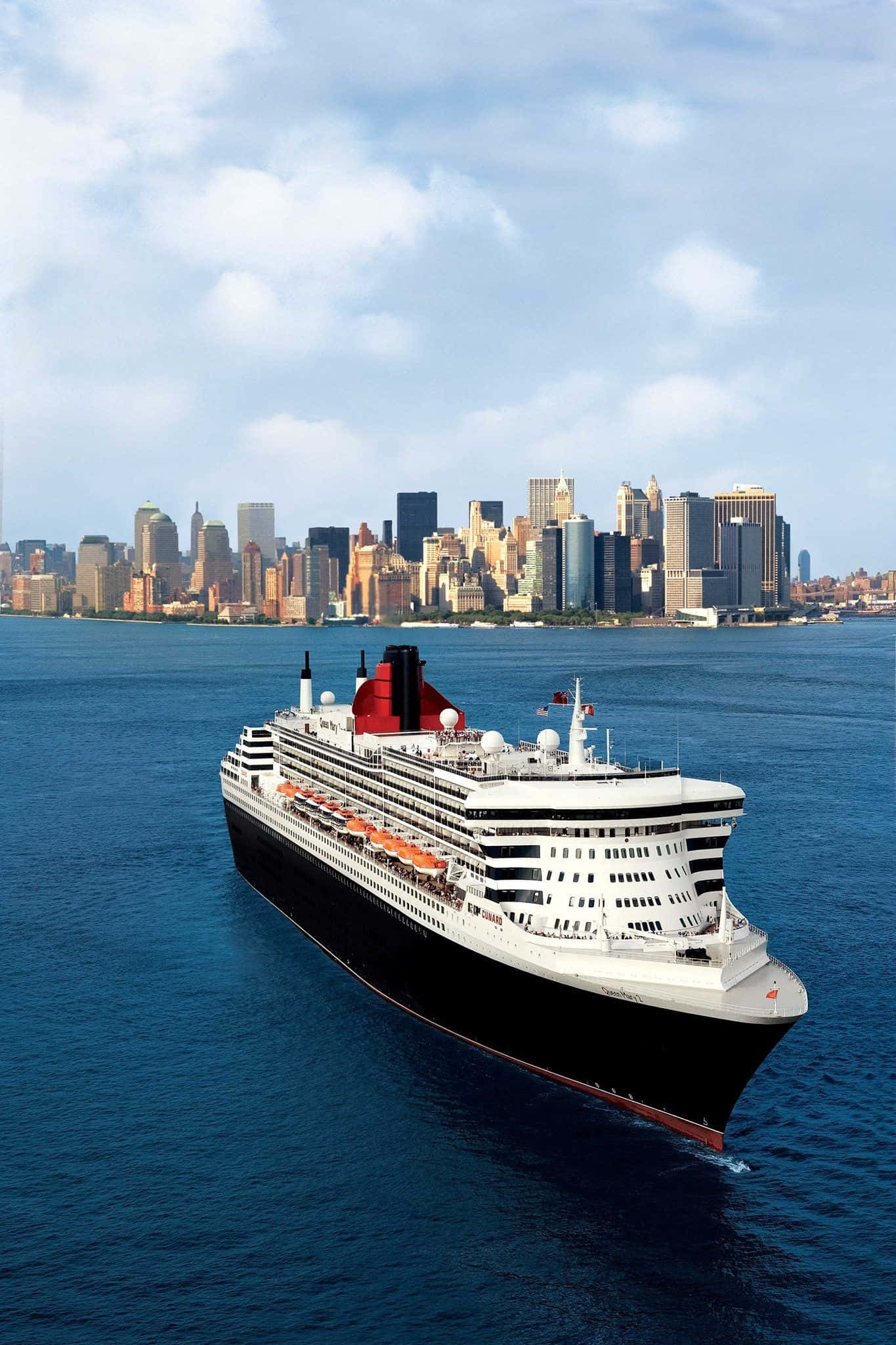 Carnival Vista 桌布 壁紙 — 一艘大型郵輪在深藍色水域上航行，背後是密集的城市天際線，在部分多雲的天空下升起。