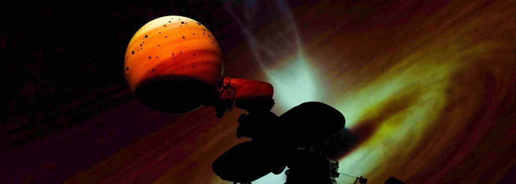 Planetarium 桌布 壁紙 — 一艘太空船在一個充滿活力的橙色行星前呈現剪影，該行星具有旋轉的大氣帶和發光的極光。