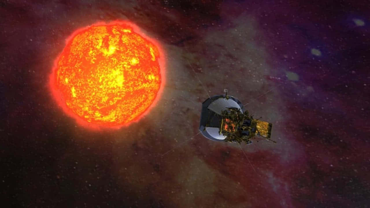 太陽 桌布 壁紙 — 一艘太空船在佈滿星星的宇宙背景下，繞著一顆熾熱的太陽運行，周圍有旋轉的星雲。