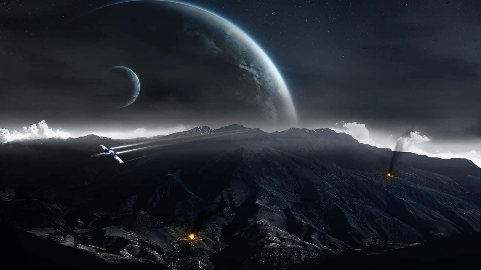 酷炫星際大戰 桌布 壁紙 — 一艘太空船在繁星點點的夜空中，飛越崎嶇的外星山脈，下方是巨大的行星和彎月。