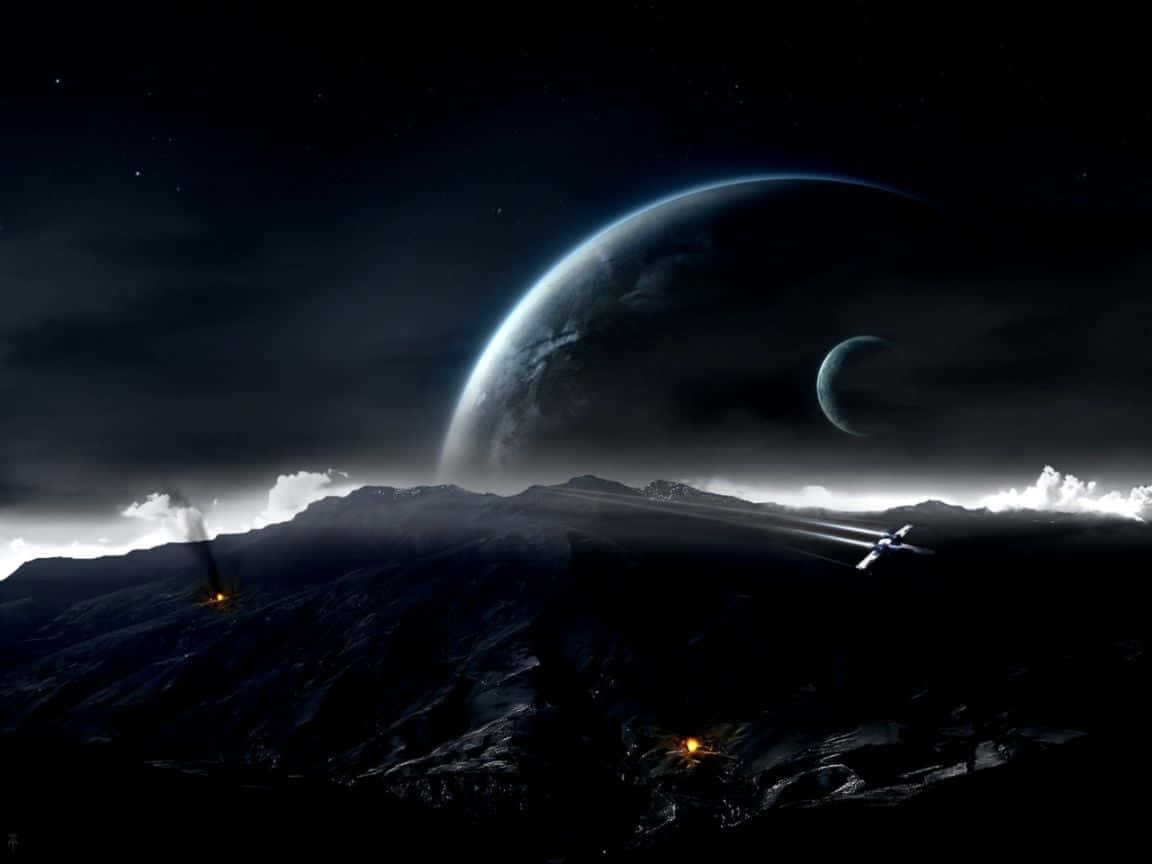 酷炫星際大戰 桌布 壁紙 — 一艘孤獨的太空船在崎嶇的外星山脈上空飛行，下方是巨大的發光行星和一彎新月。