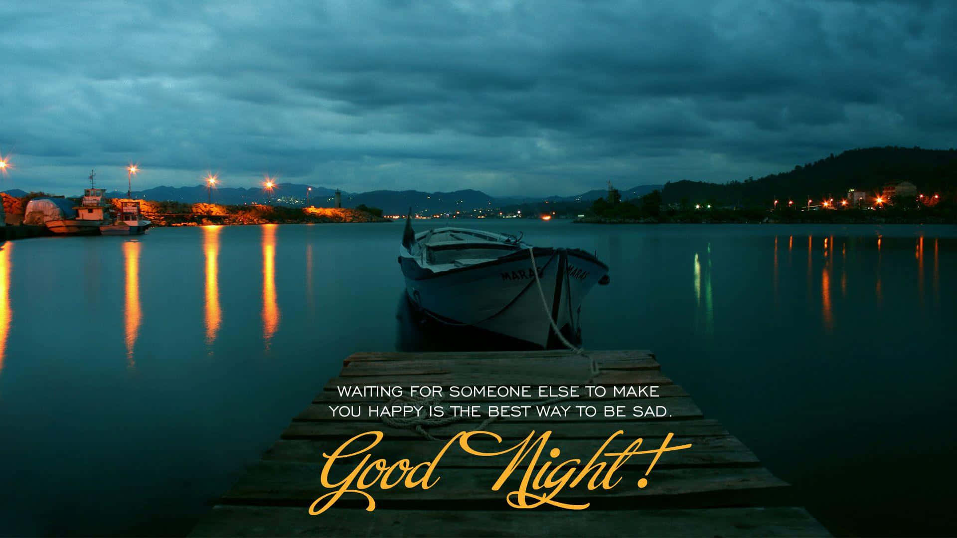 good night animated 桌布 壁紙 — 一艘孤獨的小船停靠在木製碼頭，在憂鬱的暮色天空下，遠處的城市燈光映照在平靜的水面上。