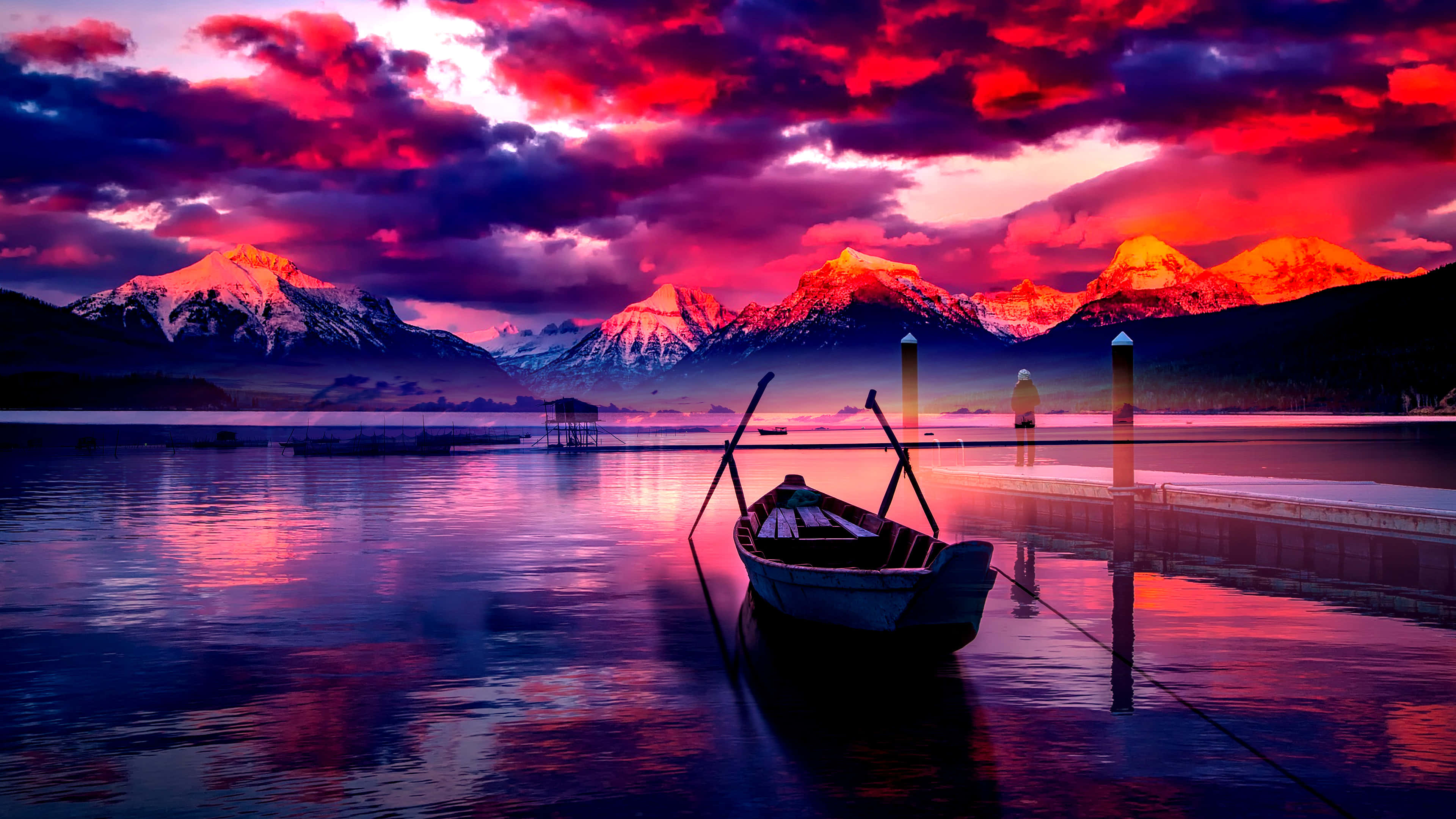 Lake 桌布 壁紙 — 一艘孤獨的小船停靠在碼頭，火紅和紫色的雲彩映照在平靜的水面上，背景是白雪覆蓋的山脈。