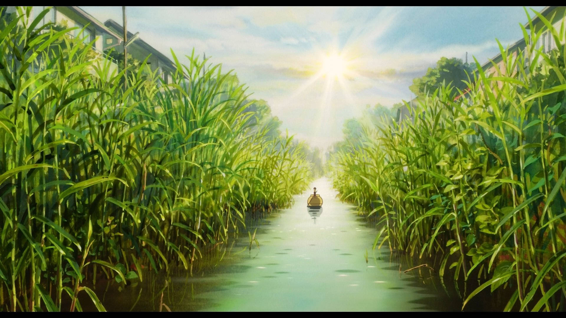 Arrietty 桌布 壁紙 — 一艘孤獨的小船在陽光明媚的運河中滑行，兩旁是高聳的綠色蘆葦，頭頂是明亮的藍天。