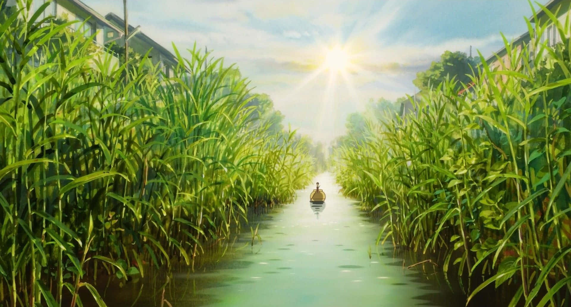 The Secret World Of Arrietty 桌布 壁紙 — 一艘孤獨的小船在陽光照耀的運河中滑行，兩旁是高聳的綠色蘆葦，頭頂是明亮的藍天。