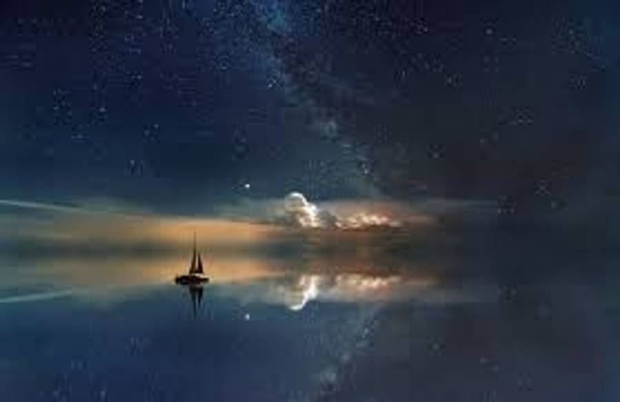 海洋 桌布 壁紙 — 一艘孤獨的帆船停泊在如鏡的水面上，星空下閃耀的銀河倒影清晰可見。