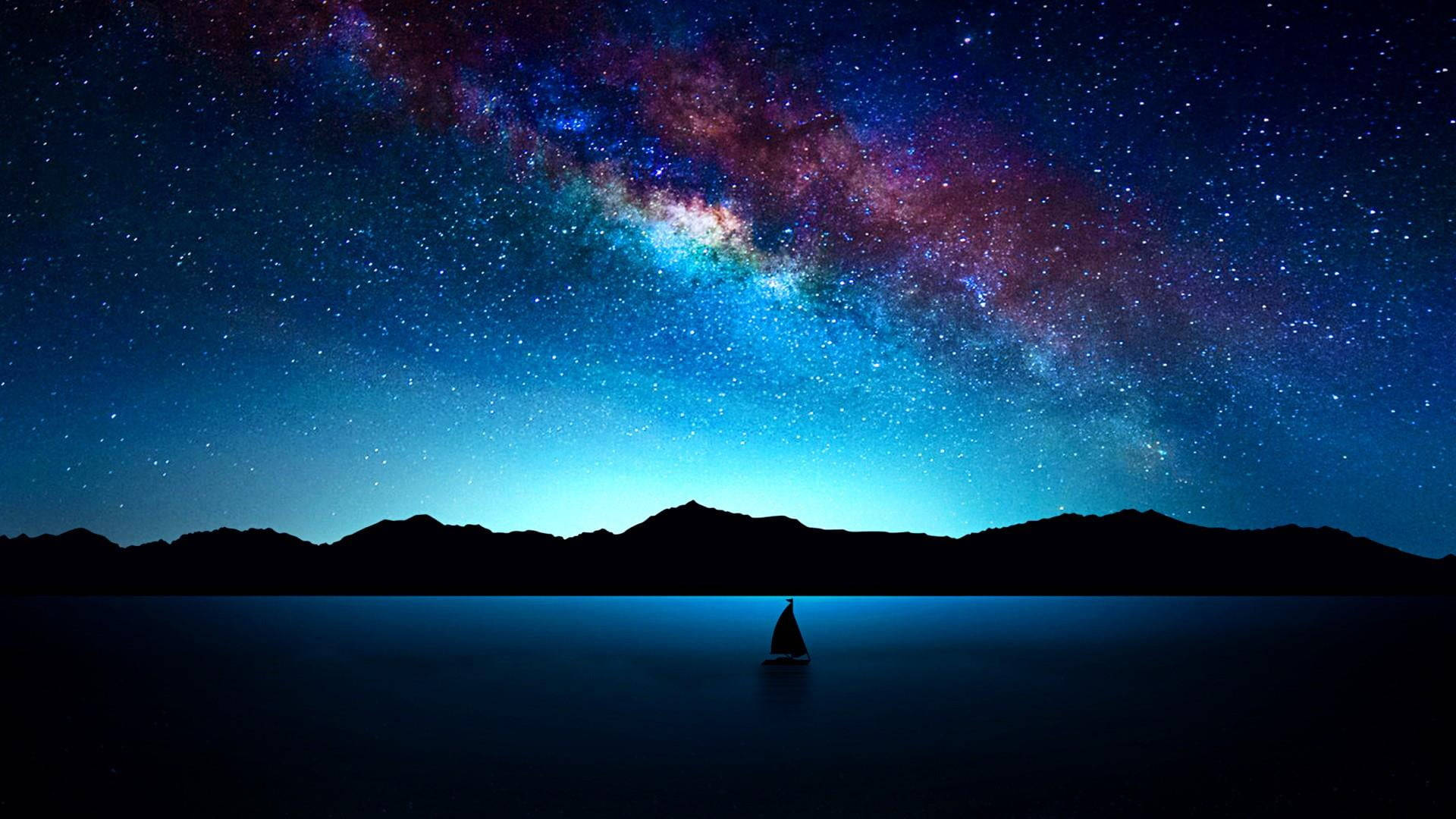 夜空 桌布 壁紙 — 一艘孤獨的帆船在寧靜的湖面上滑行，頭頂上是令人嘆為觀止的星空，明亮的銀河拱跨天際。