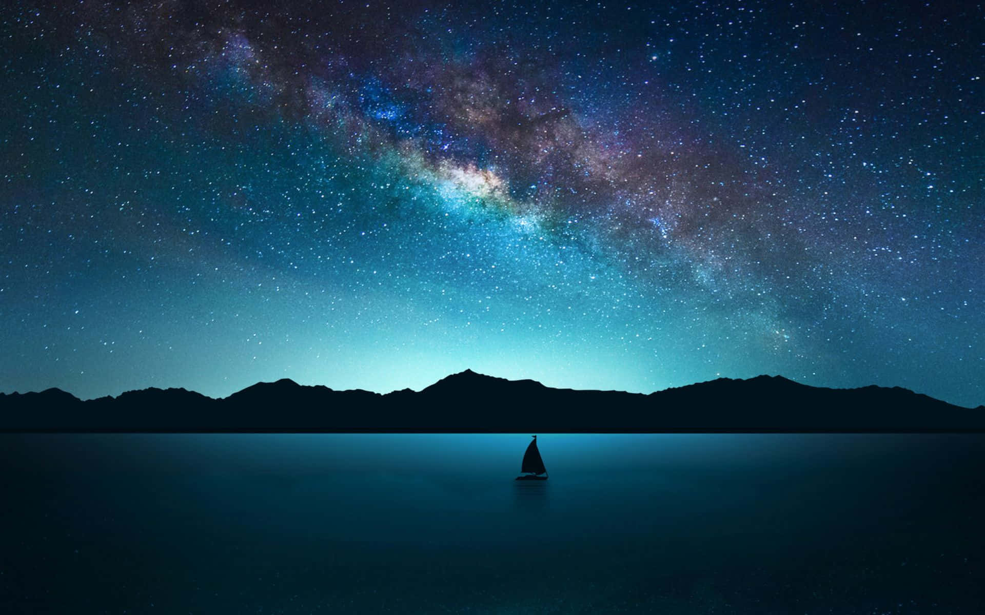 夜空 桌布 壁紙 — 一艘孤獨的帆船在寧靜的湖面上滑行，頭頂上是令人嘆為觀止的星空，銀河拱起。