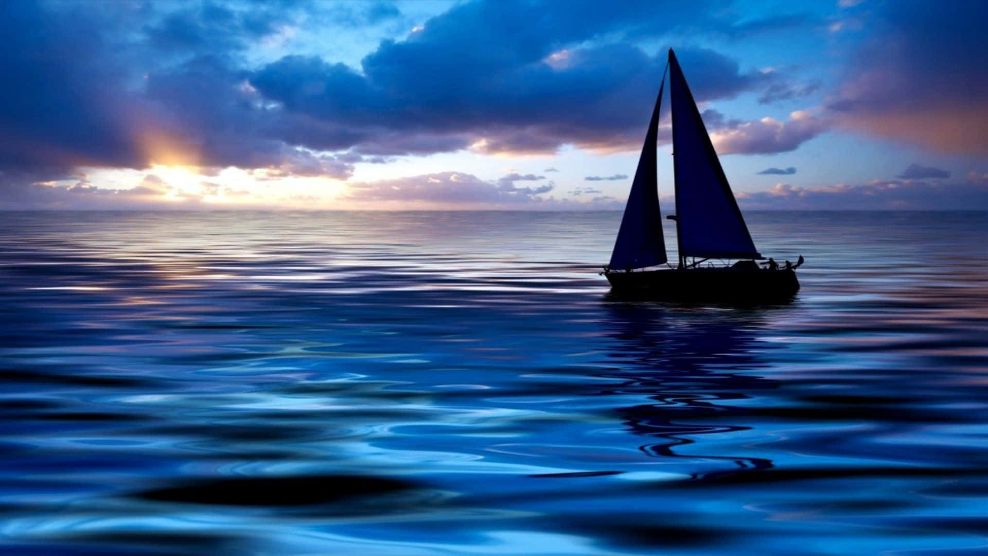 Sailboat 桌布 壁紙 — 一艘孤獨的帆船在日落時分滑過寧靜的海洋，伴隨著戲劇性的雲層和穿透而來的金色光芒。