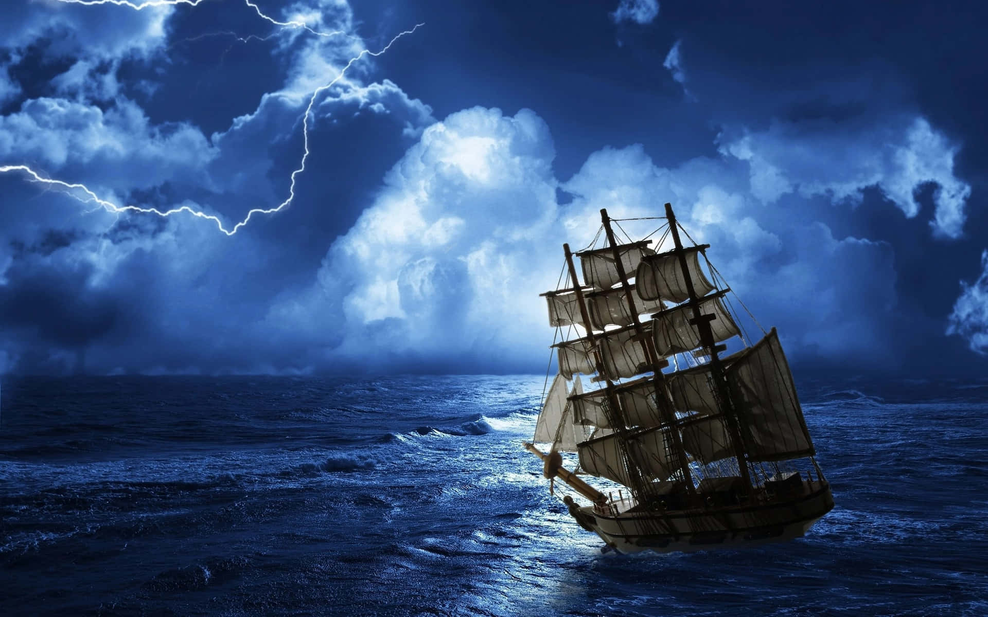 船 桌布 壁紙 — 一艘孤獨的帆船在暴風雨的天空下與波濤洶湧的大海搏鬥，天空被鮮明的閃電照亮。