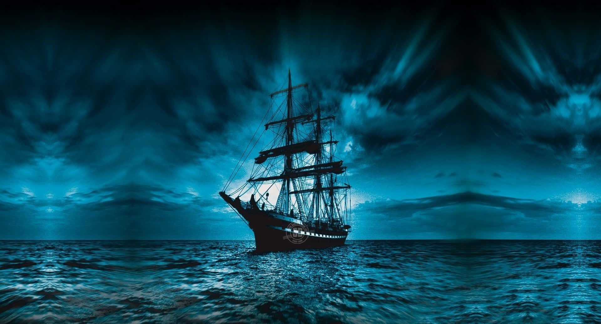 4K Hdr 桌布 壁紙 — 一艘孤獨的帆船在風暴般、如鏡的天空下，穿越洶湧的藍綠色水域，伴隨著戲劇性的光線。