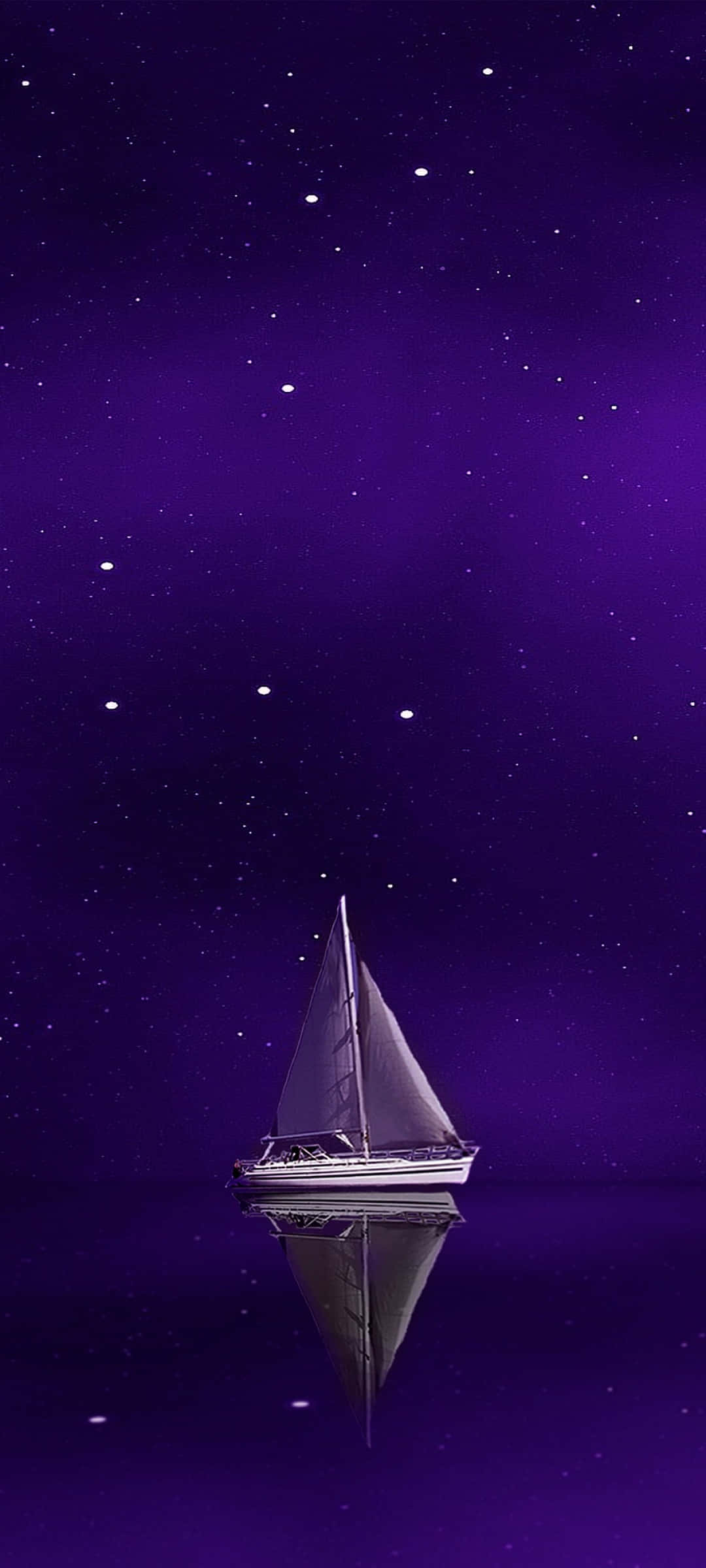 Sailboat 桌布 壁紙 — 一艘孤獨的帆船靜靜地漂浮在星光燦爛的紫色海洋上，它的倒影映照著下方的宇宙。