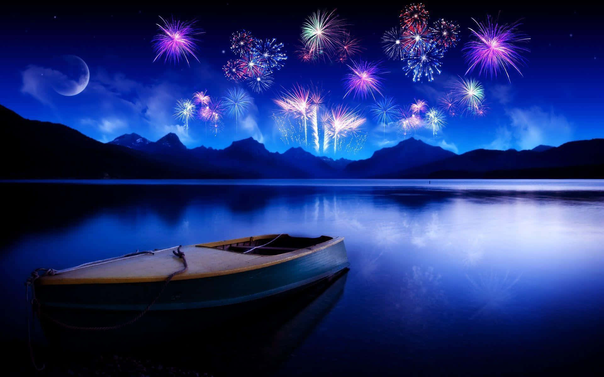 Fireworks 桌布 壁紙 — 一艘孤獨的木船漂浮在平靜的湖面上，夜晚，在剪影般的山巒之上，絢麗的煙火綻放。