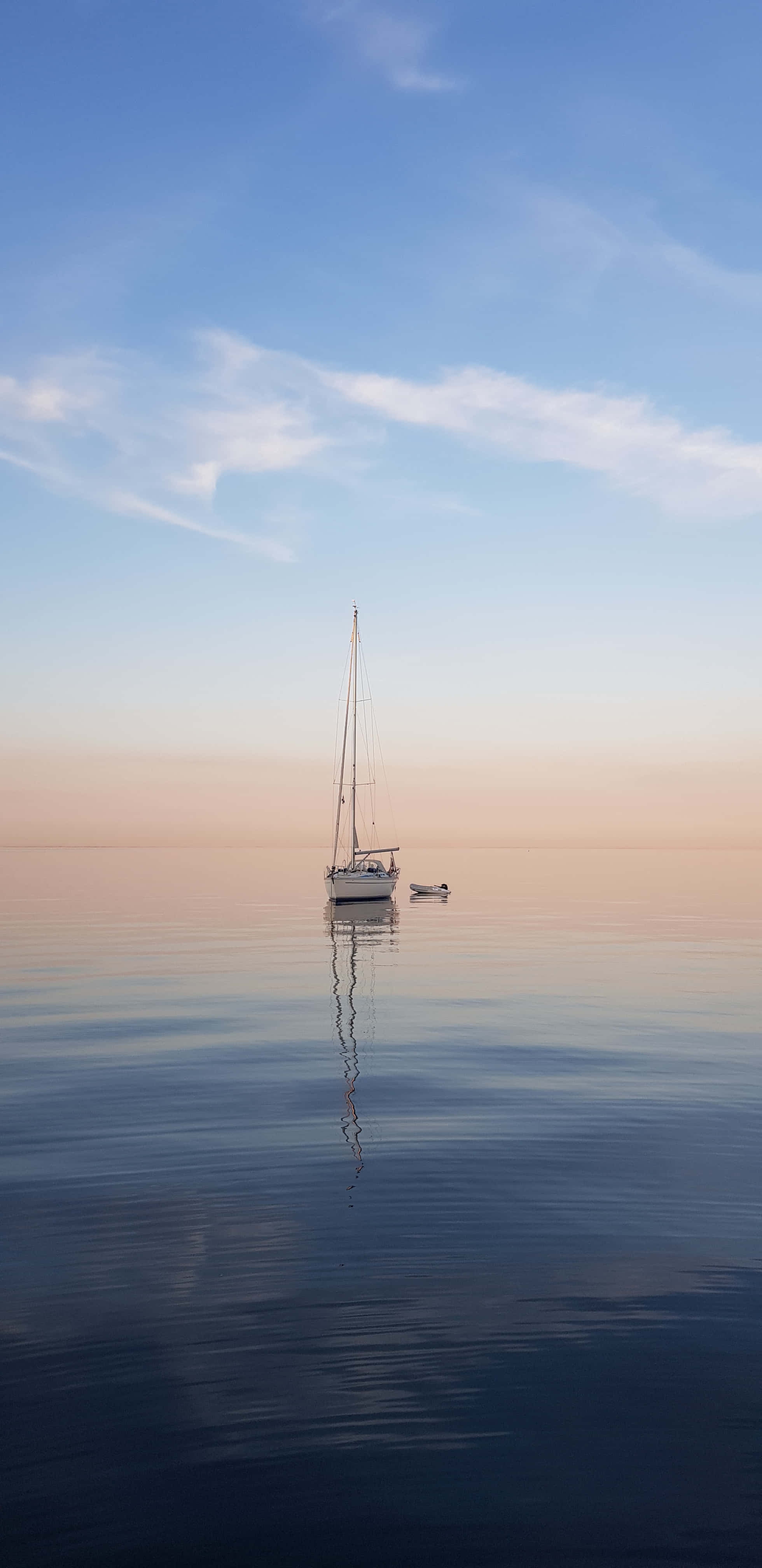 Nautical 桌布 壁紙 — 一艘孤獨的白色帆船在平靜的水面上寧靜地漂浮，在柔和的粉紅色和藍色暮色天空下。
