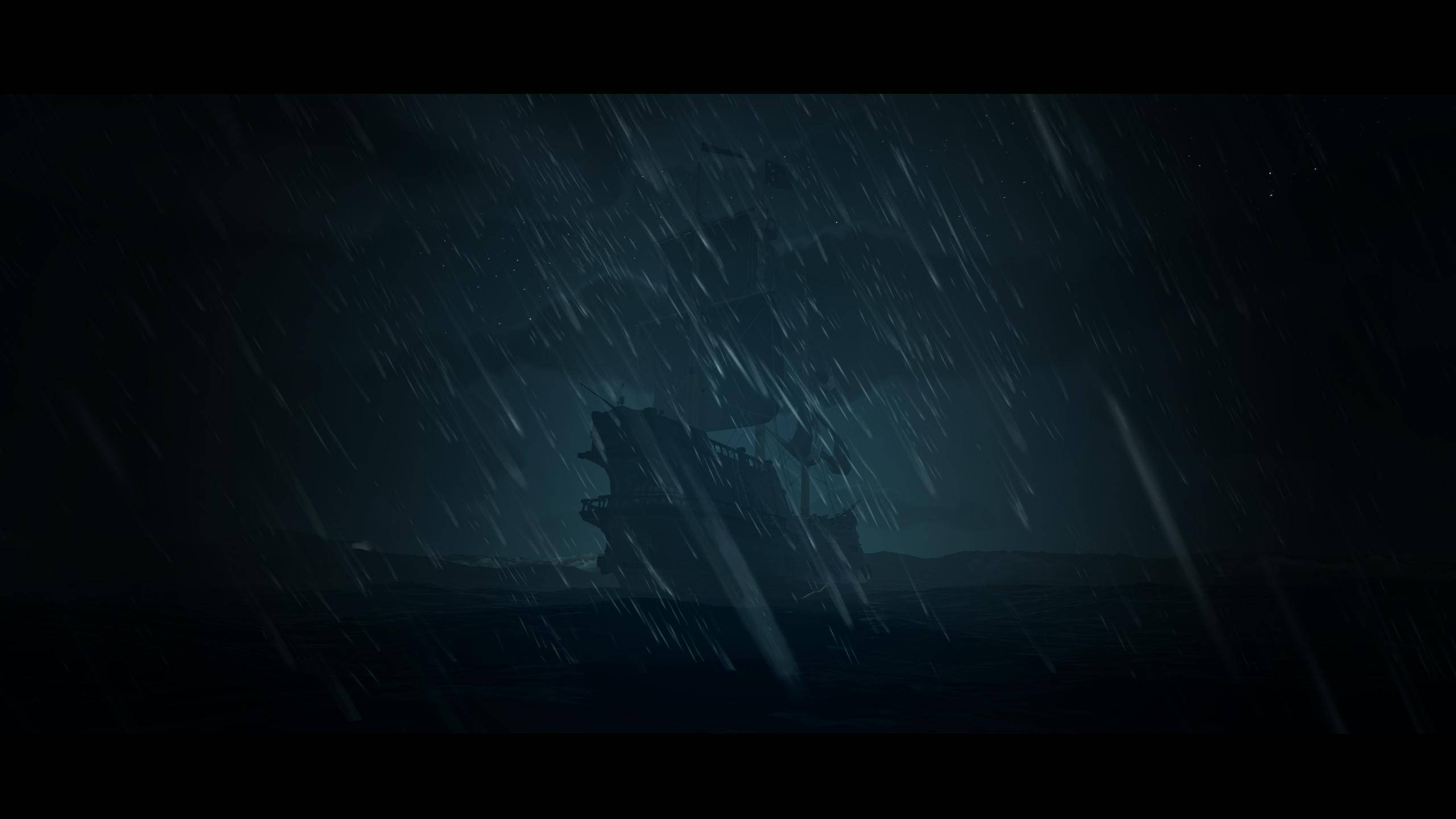 盜賊之海 桌布 壁紙 — 一艘孤獨的船在暴風雨的夜海上航行，伴隨著大雨、烏雲和微弱的月光。