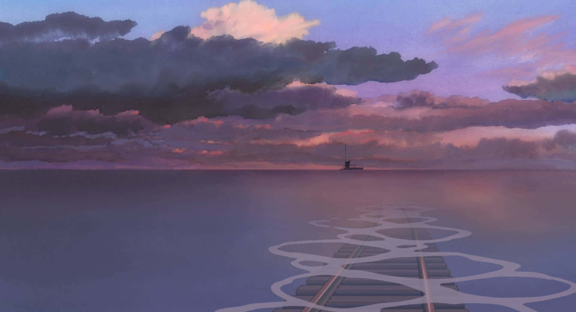 Aesthetic Ghibli 桌布 壁紙 — 一艘孤獨的船隻在平靜的水面上航行，天空染上紫色、粉紅色和灰色的雲彩，呈現暮色景象。