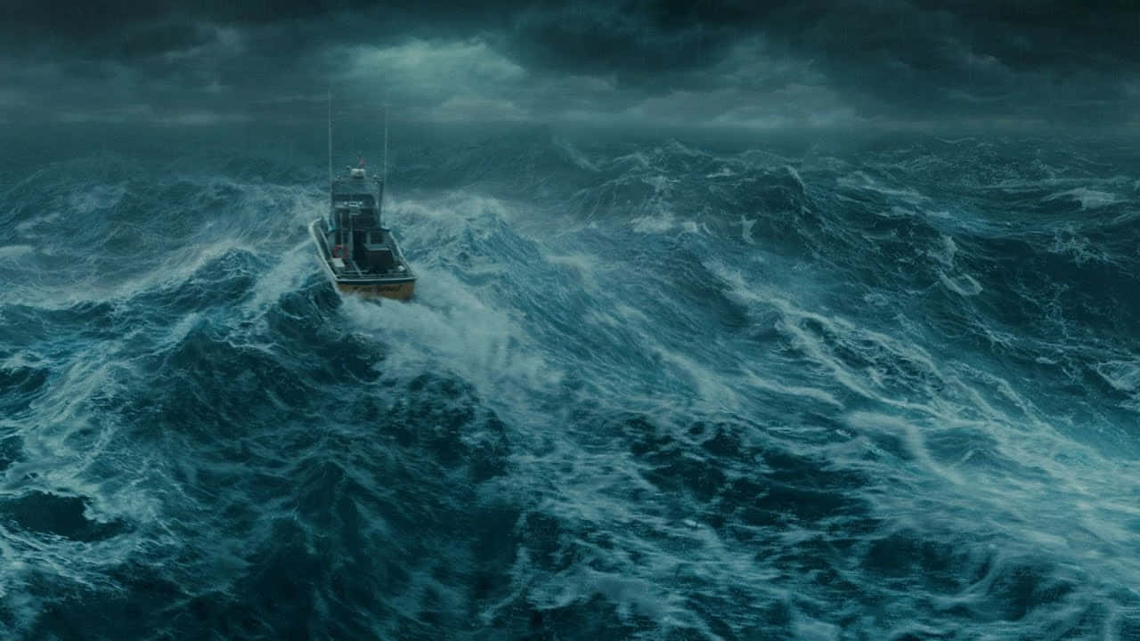 Creepy Ocean 桌布 壁紙 — 一艘小船在暴風雨的天空下，於波濤洶湧的海洋中與巨浪搏鬥。