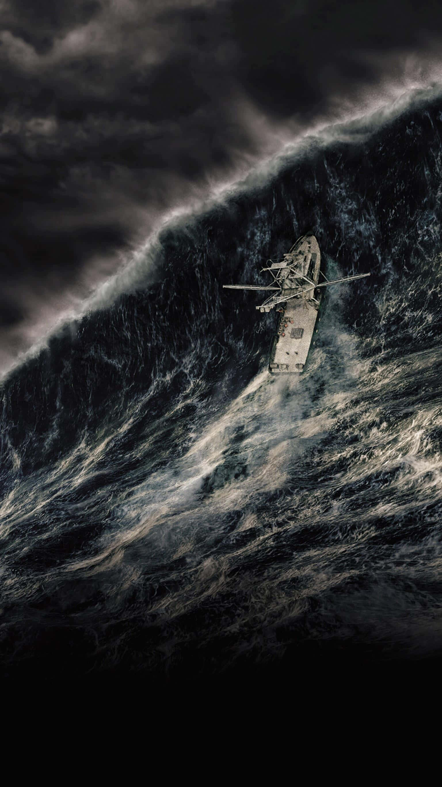 暴風 桌布 壁紙 — 一艘小船在暴風雨的天空下與巨大的翻騰海浪搏鬥，構成戲劇性的海洋場景。