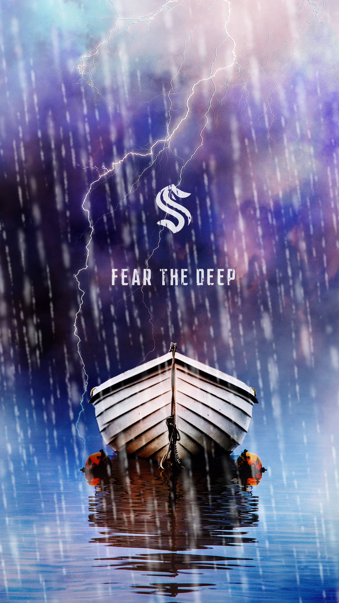 Kraken 桌布 壁紙 — 一艘小船在閃電和雨中漂浮在波濤洶湧的水面上，並帶有文字 fear the deep。