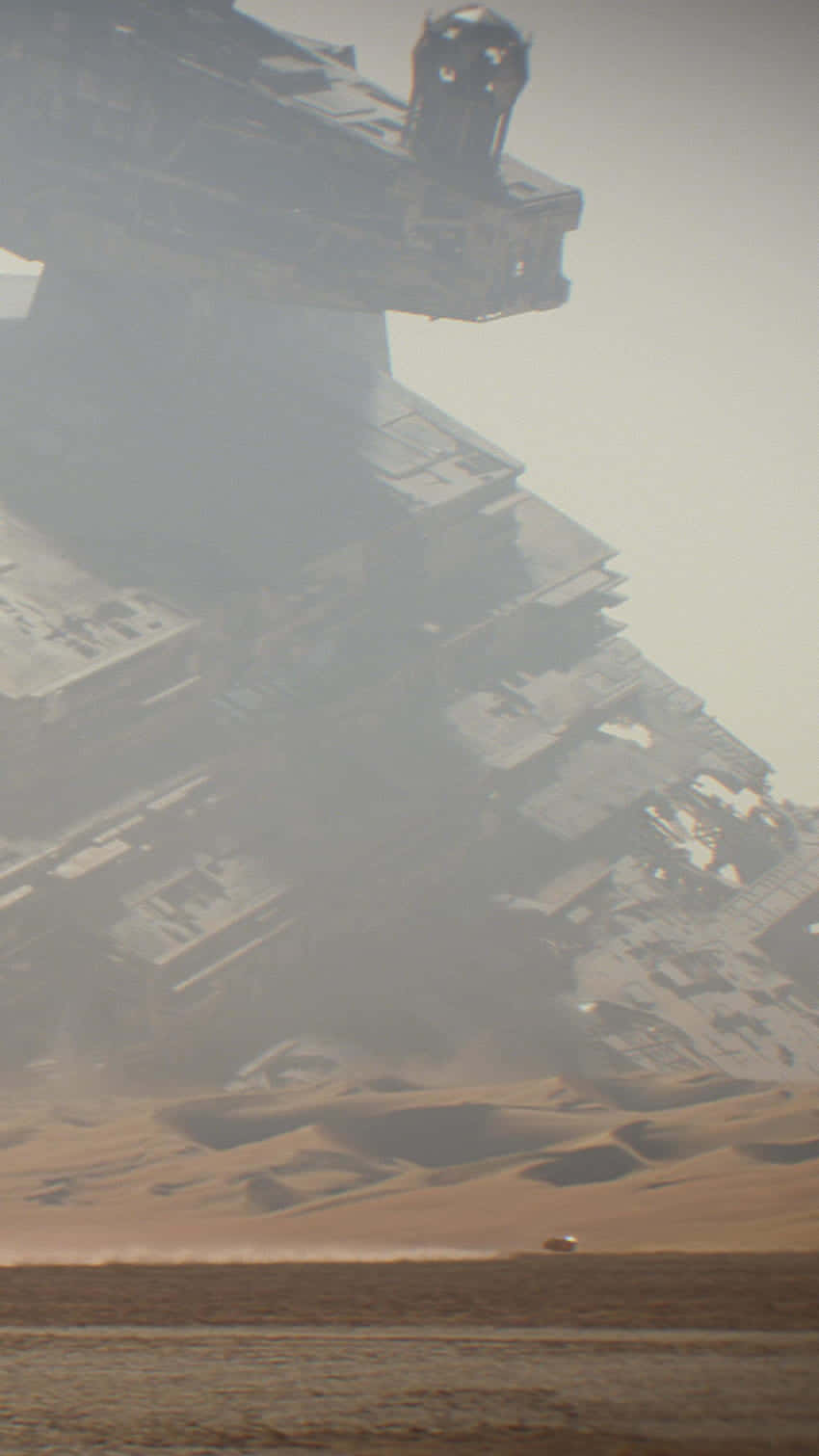 Jakku 桌布 壁紙 — 一艘巨大的墜毀太空船埋在沙漠沙丘地帶，天空朦朧。