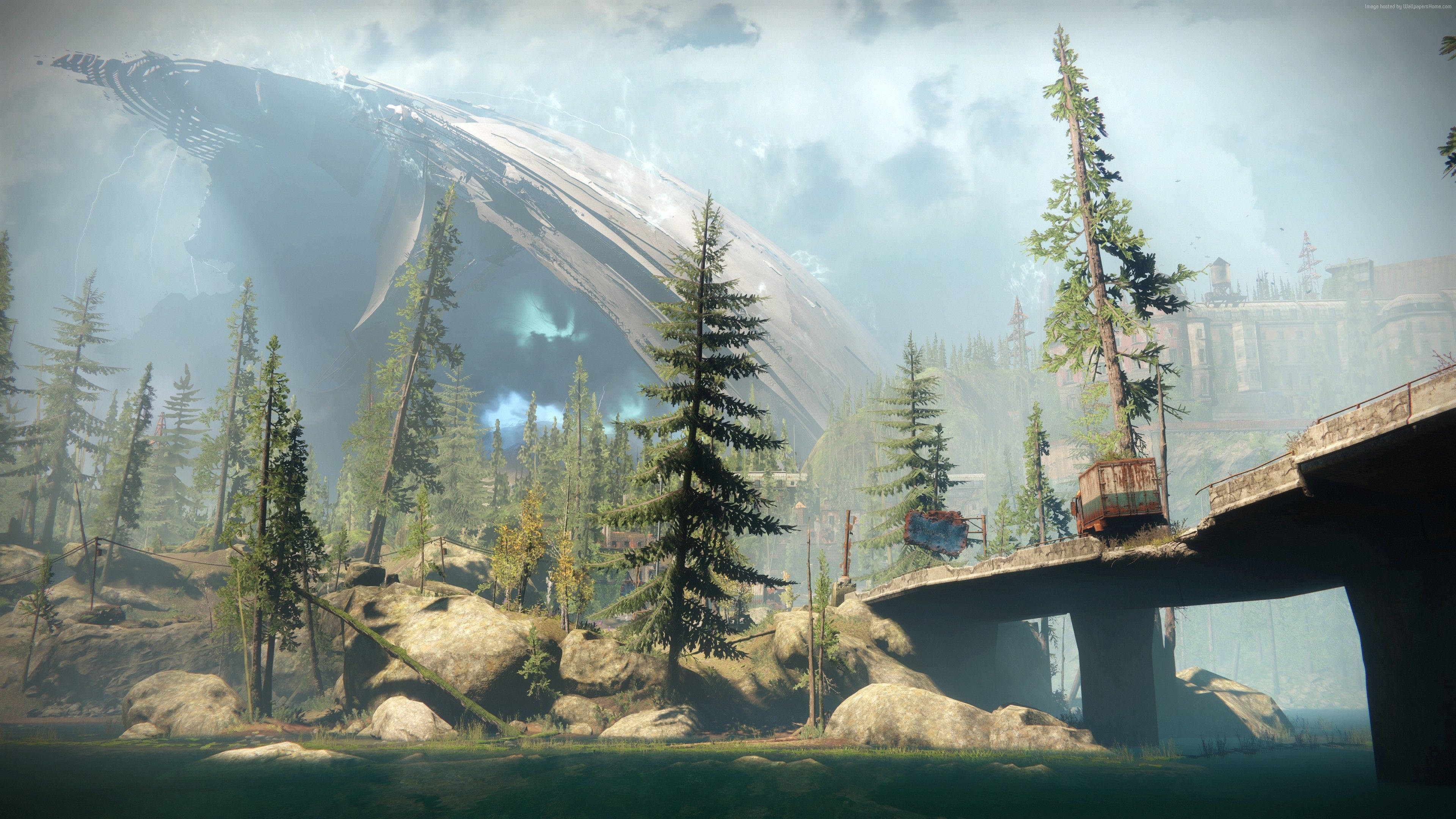 destiny 4K 桌布 壁紙 — 一艘巨大的外星飛船籠罩在霧氣森林之上，一列火車正穿越一座斷橋，構成科幻景觀。
