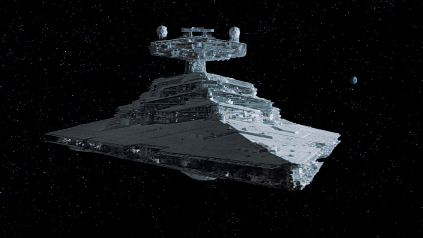 Interstellar Travel 桌布 壁紙 — 一艘巨大的帝國級滅星者戰艦在星空中聳立，虛空中可見一顆遙遠的藍色行星。