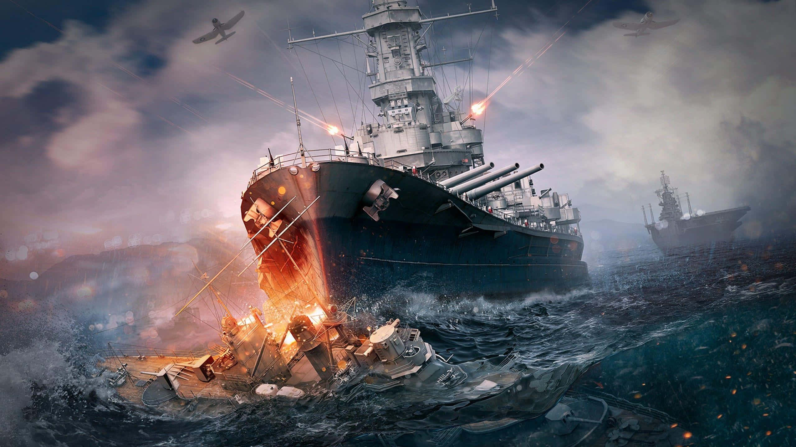 Battleship 桌布 壁紙 — 一艘巨大的戰艦在波濤洶湧的海上佔據主導地位，向一艘被火焰和煙霧吞沒的沉沒驅逐艦開火。