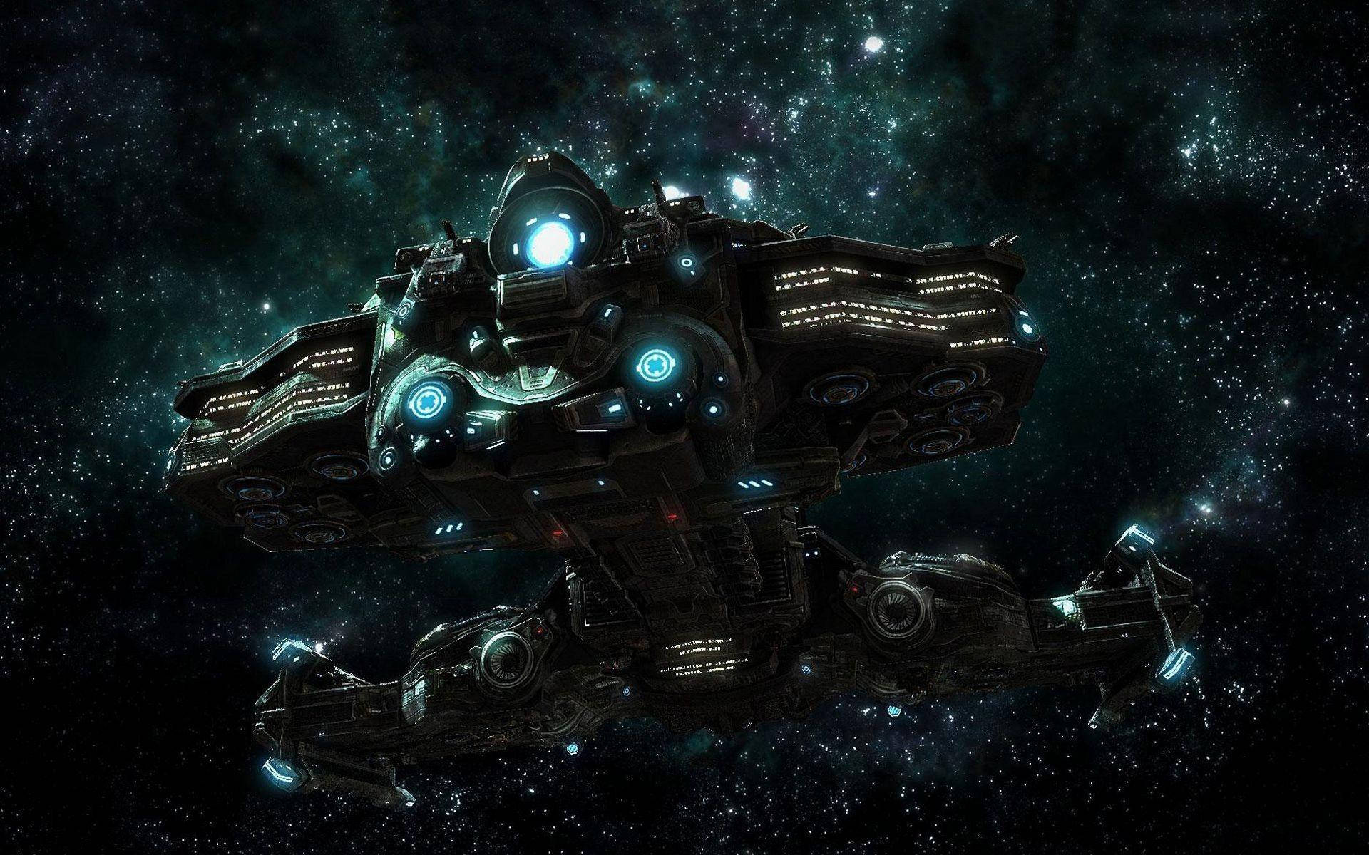 Starcraft 桌布 壁紙 — 一艘巨大的未來主義太空船，帶有發光的藍色燈光，滑過充滿星空的宇宙虛空。