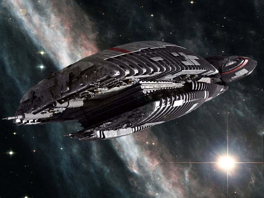 battlestar galactica 桌布 壁紙 — 一艘巨大的未來主義太空船，帶有複雜的金屬細節，在充滿發光星體的鮮豔宇宙星雲中滑行。