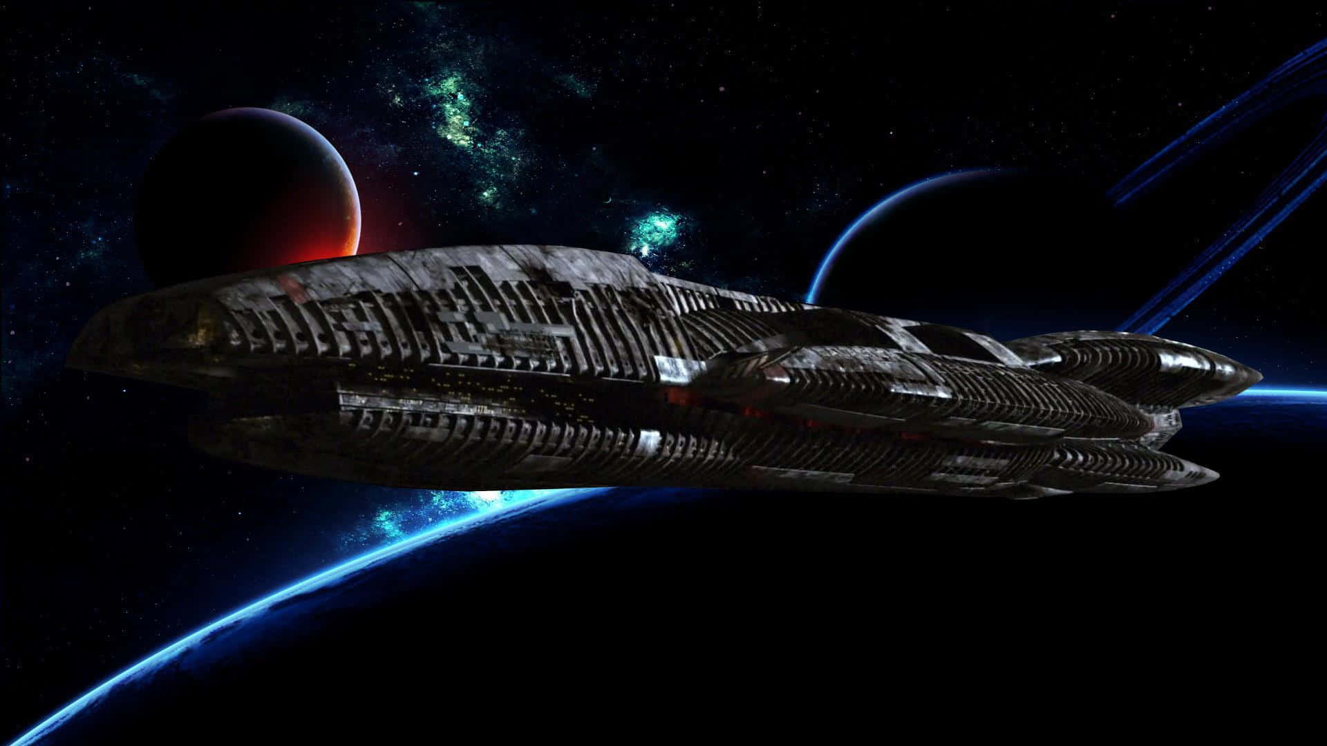 battlestar galactica 桌布 壁紙 — 一艘巨大的未來太空船在深空中滑行，經過發光的星雲和遙遠的行星。