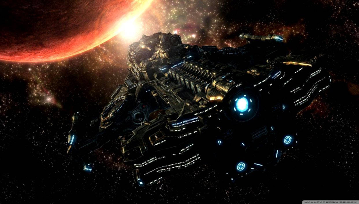 Starcraft 桌布 壁紙 — 一艘巨大的未來太空船帶有發光的藍色燈光，在太空漂流，靠近一個火紅色的行星和星場。