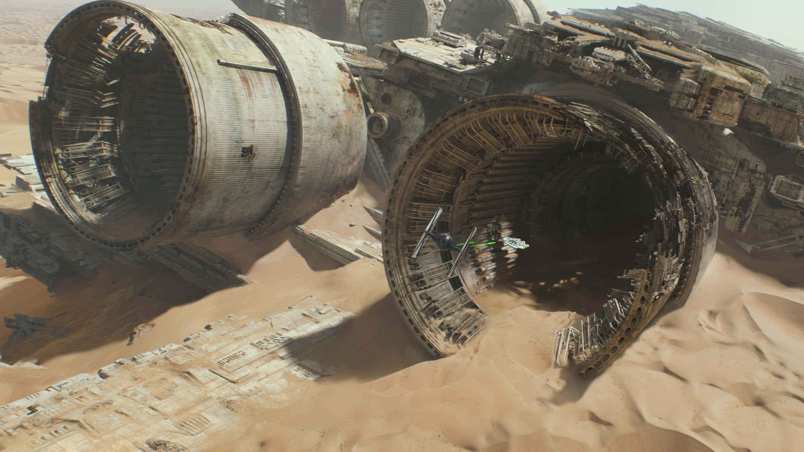 The Battle Of Jakku 桌布 壁紙 — 一艘巨大的生鏽太空船在荒蕪的沙漠中碎裂，沙丘和散落的碎片在朦朧的天空下。